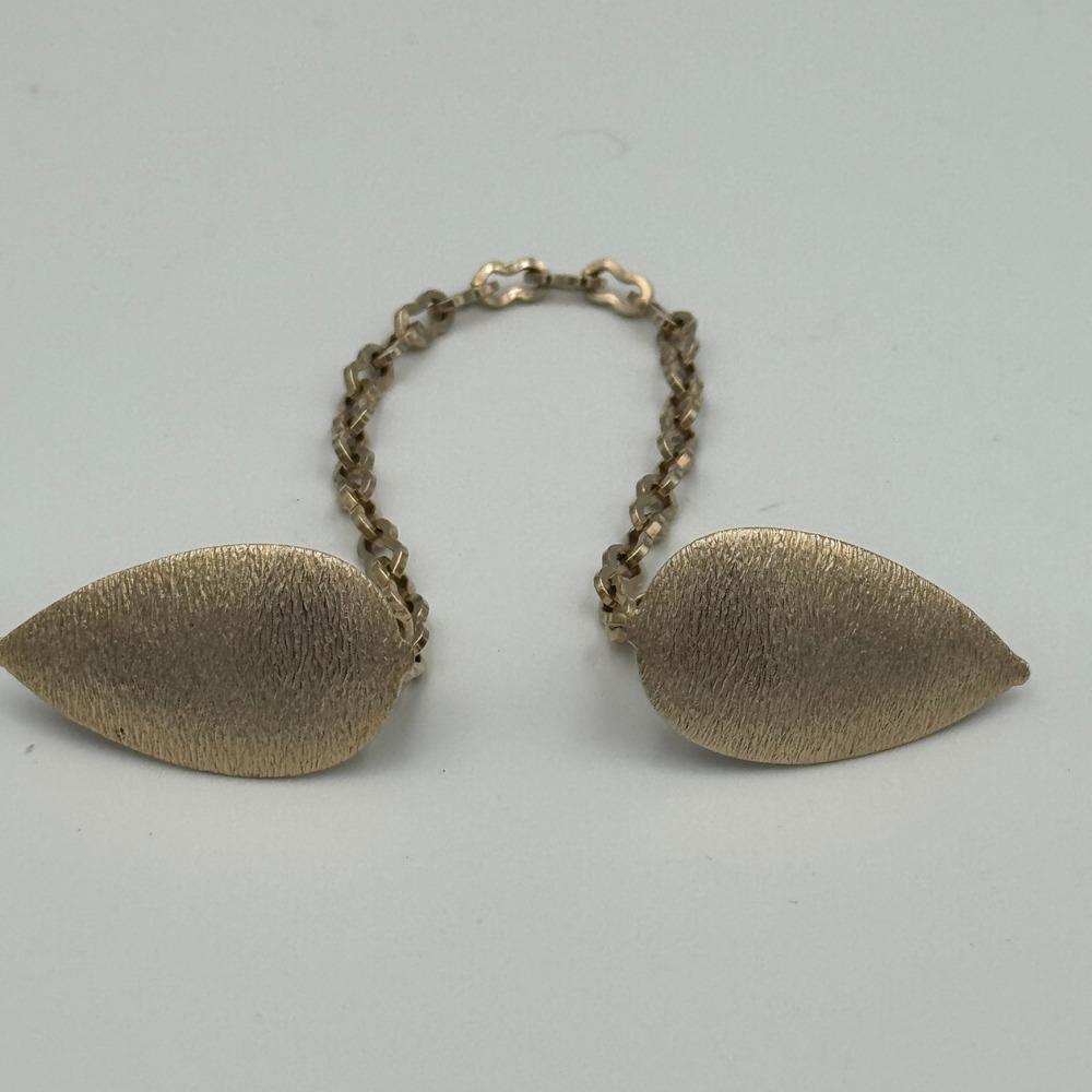 Vintage Gold Tone Textured Leaf Sweater Guard Cardigan Clip Chain Accessory‎